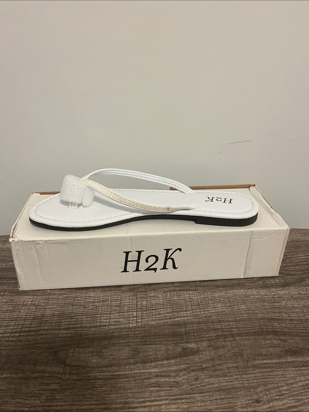 H2K Sassy Women’s White Thong Flip Flop Sandals Size 7 NIB